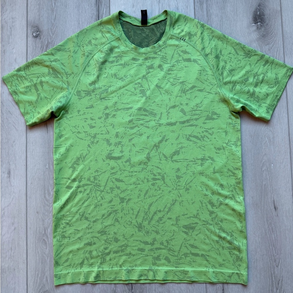 Lululemon Metal Vent Tech Short-Sleeve Shirt 
Size M